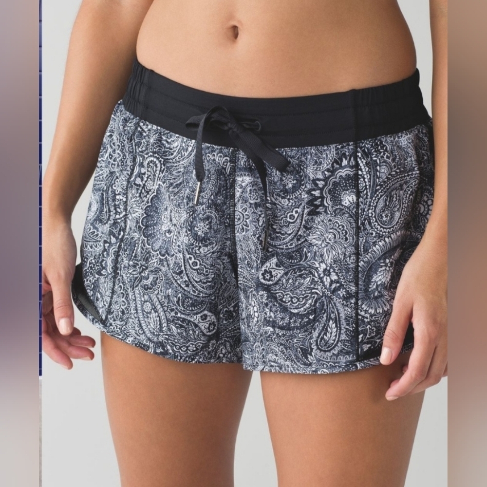Lululemon Hotty Hot Short (Long)Mini Antique Paisley White Black / Black size 8